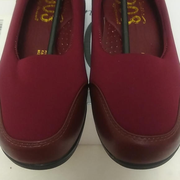 BEACON Slip-on Women Shoes | Burgundy | 6.5W - Picture 8 of 8